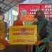 Wali Kota Gorontalo, Marten Taha saat memberikan bantuan kepada Sekretaris Daerah Kabupaten Gorontalo, Hadijah U Tayeb di Kantor BPBD Kabupaten Gorontalo, Ahad (3/10/2021). Istimewa