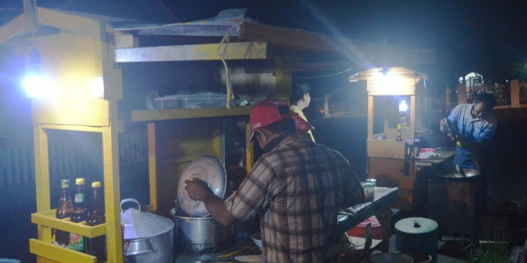 Warung Cilacap, salah satu rekomendasi kuliner mie ayam dan nasi goreng, di Jalan Jaksa Agung Suprapto, Kelurahan Limba U Dua, Kota Selatan, Kota Gorontalo. (Foto: Putra/Gopos)