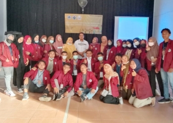 Mahasiswa KKN UNG berpose usai melaksanakan sosialisasi Pemberdayaan BUMDes dan UMKM, Selasa (12/10/2021) di Aula Kecamatan Boliyohuto. (itimewa)