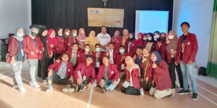 Mahasiswa KKN UNG berpose usai melaksanakan sosialisasi Pemberdayaan BUMDes dan UMKM, Selasa (12/10/2021) di Aula Kecamatan Boliyohuto. (itimewa)