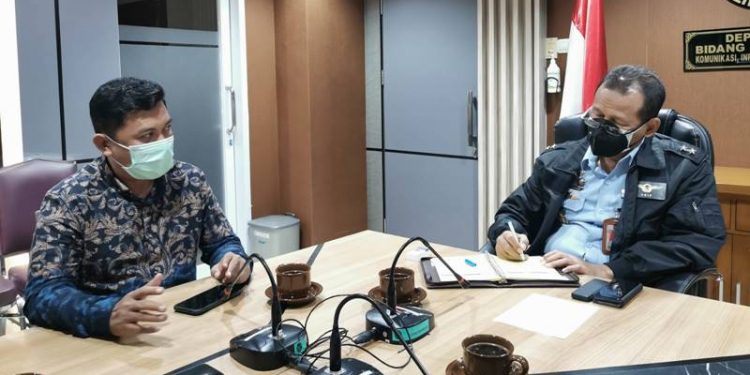 Ketua Forkasi sekaligus Kepala Dinas Kominfo Kabupaten Gorontalo, Haris Suparto Tome saat mengadakan pertemuan bersama Deputi VII Bidang Koordinasi, Informasi dan Aparatur Kementerian Polhukam RI, Marsekal Muda TNI AU Arif Mustofa di Ruang Gatot Kaca, Deputi VII Bidang Koordinasi, Informasi dan Aparatur Kemenko Polhukam RI, Jakarta Pusat, Senin (19/10/2021). (Kominfo Kabupaten Gorontalo)