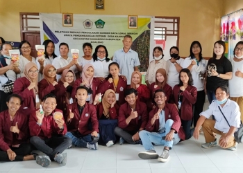 Mahasiswa KKNT UNG bersama aparat desa berpose usai pelatihan pengelolaan biji rambutan menjadi tepung,Senin (18/10/2021) (istimewa)