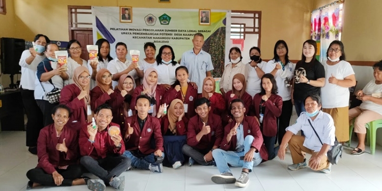 Mahasiswa KKNT UNG bersama aparat desa berpose usai pelatihan pengelolaan biji rambutan menjadi tepung,Senin (18/10/2021) (istimewa)