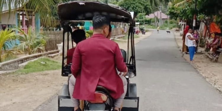 Mahasiswa KKN Tematik UNG menaiki bentor untuk menyosialisasikan pentingnya vaksin covid-19, Senin (11/10/2021) (istimewa)