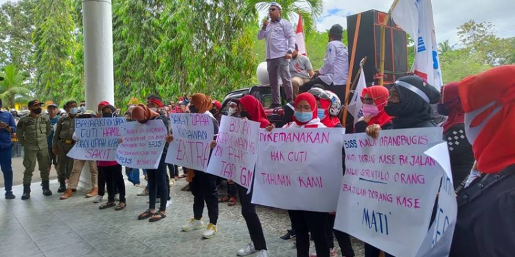 UNJUK RASA DAMAI - Ratusan buruh yang tergabung dalam FSPMI Provinsi Gorontalo saat menggelar aksi damai di Kantor Bupati Gorontalo menuntut hak-hak mereka sebagai buruh, Kamis (21/10/2021). (Foto : Istimewa)