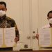 Gubernur DKI Jakarta, Anies Baswedan (Kiri), bersama Bupati Gorontalo, Nelson Pomalingo (Kanan) resmi menjalankan kerja sama untuk penanganan covid-19, di Balairung, Balai Kota Jakarta, Kamis (21/10/2021). (Foto : Istimewa).