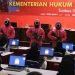 Berkostum Squid Game dan Todongan Senjata, Kemenkumham Ingin Peserta SKD CPNS Lebih Rileks. Aksi petugas berkostum Squid Game dengan senjata laras panjang dalam acara SKD CPNS. (Foto : Istimewa)