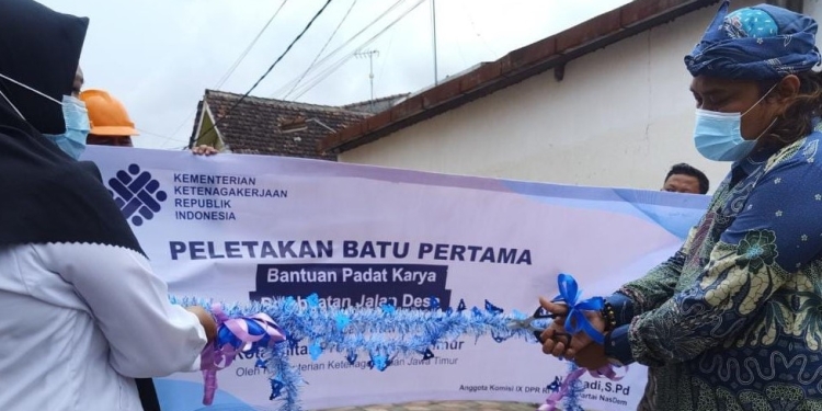Anggota DPR RI Fraksi NasDem, Nurhadi saat meresmikan Proyek Padat Karya, di Kelurahan Blitar, Kecamatan Sukorejo, Kota Blitar, Rabu (27/10/2021). (Foto: ma'ruf/gopos)