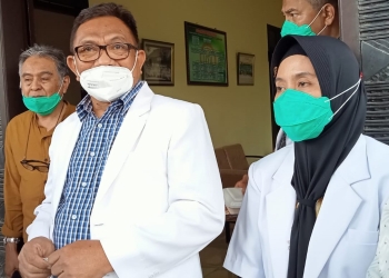 Ketua MKEK Kota Gorontalo, dr. Elson Djakaria, yang juga di dampingi kepala dinas kesehatan provinsi Gorontalo dr. Yana Yanti Suleman, Rabu (27/10/2021). (Foto: Sari/gopos)