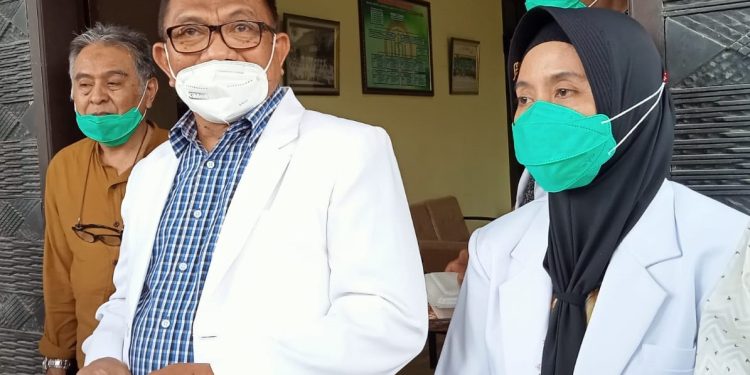 Ketua MKEK Kota Gorontalo, dr. Elson Djakaria, yang juga di dampingi kepala dinas kesehatan provinsi Gorontalo dr. Yana Yanti Suleman, Rabu (27/10/2021). (Foto: Sari/gopos)