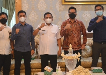 Kepala BPJamsostek Cabang Gorontalo, Hendra Elvian bersama para AR/ARK BPJamsostek Cabang Gorontalo, saat berpose dengan Walikota Gorontalo Marten A. Taha, di Rudis Walikota Gorontalo, Rabu (27/10/2021).  (Foto Istimewa)