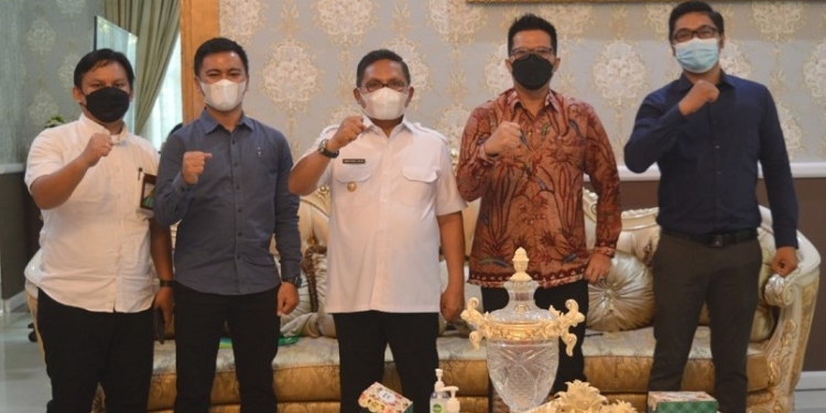 Kepala BPJamsostek Cabang Gorontalo, Hendra Elvian bersama para AR/ARK BPJamsostek Cabang Gorontalo, saat berpose dengan Walikota Gorontalo Marten A. Taha, di Rudis Walikota Gorontalo, Rabu (27/10/2021).  (Foto Istimewa)