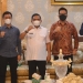 Kepala BPJamsostek Cabang Gorontalo, Hendra Elvian bersama para AR/ARK BPJamsostek Cabang Gorontalo, saat berpose dengan Walikota Gorontalo Marten A. Taha, di Rudis Walikota Gorontalo, Rabu (27/10/2021).  (Foto Istimewa)