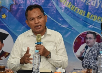 Prof. Amin Halid saat diskusi  buku "Mengayuh di Antara Gelombang" karya Funco Tanipu dan Tarmidzi Abbas. (Foto istimewa)