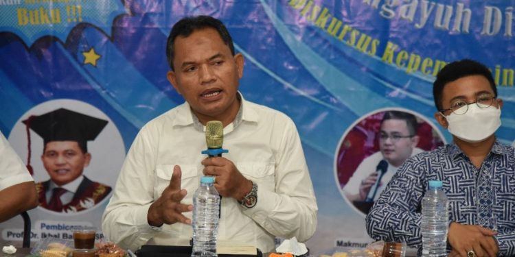 Prof. Amin Halid saat diskusi  buku "Mengayuh di Antara Gelombang" karya Funco Tanipu dan Tarmidzi Abbas. (Foto istimewa)