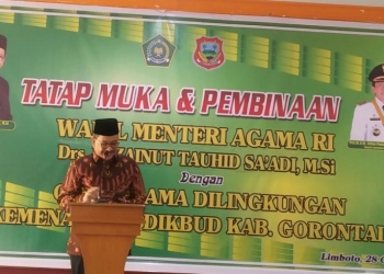 Wakil Mentri Agama Republik Indonesia, Zainut Tauhid Sa'adi saat melakukan dialog dengan guru agama se-Kabupaten Gorontalo, di Masjid Baitul Izza, Limboto, Kamis (28/10/21). (Foto : Abin/Gopos)