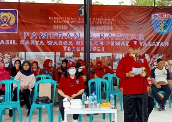 Kepala Kantor wilayah Kemenkum HAM Gorontalo, Hantor Situmorang sedang memberikan sambutan pada perayaan HDKD, yang dirangkaikan dengan bazar dan pameran kerajinan warga binaan, di lapangan tenis Kanwil Kemenkum HAM Gorontalo. Jum'at (29/10/2021). (Foto: Sari/gopos)