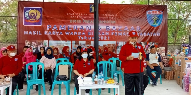 Kepala Kantor wilayah Kemenkum HAM Gorontalo, Hantor Situmorang sedang memberikan sambutan pada perayaan HDKD, yang dirangkaikan dengan bazar dan pameran kerajinan warga binaan, di lapangan tenis Kanwil Kemenkum HAM Gorontalo. Jum'at (29/10/2021). (Foto: Sari/gopos)