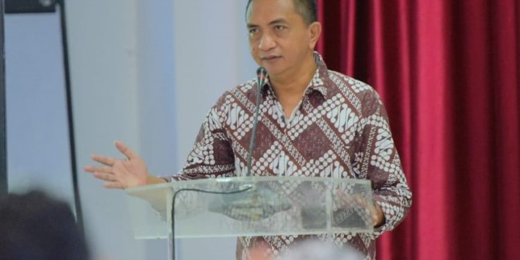 Dekan Fakultas Perikanan UNG, Dr. Abdul Hafidz Olii saat memberikan sambutan pada PMTT. (Foto istimewa)