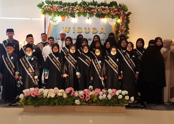 Sebanyak 18 santri Rumah Qur'an Aisyah yang telah menyelesaikan kurikulum pembelajaran Rumah Qur'an Aisyah menjalani prosesi wisuda, Sabtu (9/10/2021). (gopos.id)