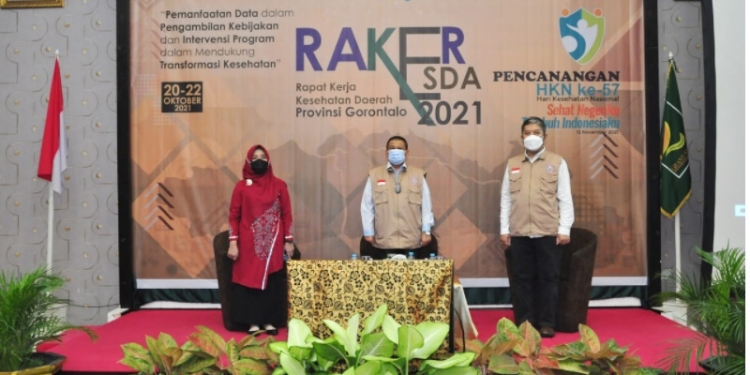 Plt. Kepala Balitbangkes Kemenkes RI, Nana Mulyana (kanan), mengikuti pembukaan Rakerkesda tahun 2021 tingkat Provinsi Gorontalo di Hotel Grand Q, Kota Gorontalo, Kamis (21/10/2021). (Foto: Haris)
