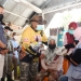 Gubernur Gorontalo Rusli Habibie menyapa langsung warga yang melakukan vaksinasi di Desa Pangi, Minggu (17/10/2021). Usai dari dari Pangi, perjalanan Rusli dan offroader lain akan berlanjut ke Desa Tangga Barito tepatnya di Dusun Molili’ulo. (Foto: Salman).