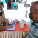 Seorang petugas kesehatan (kiri) memeriksa kesehatan seorang warga yang akan mengikuti vaksinasi COVID-19 di halaman RAL FM Gorontalo, Kelurahan Ipilo, Kota Timur, Kota Gorontalo, Senin (18/10/2021). (Foto: Haris)