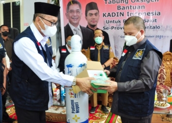 Wagub Gorontalo H. Idris Rahim (kanan), menerima secara simbolis bantuan tabung oksigen dan regulatornya dari KADIN Indonesia yang diserahkan oleh Ketua KADIN Provinsi Gorontalo Muhalim Dj. Litty di Sekretariat KADIN Gorontalo, Senin (11/10/2021). (foto: Haris)