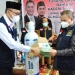 Wagub Gorontalo H. Idris Rahim (kanan), menerima secara simbolis bantuan tabung oksigen dan regulatornya dari KADIN Indonesia yang diserahkan oleh Ketua KADIN Provinsi Gorontalo Muhalim Dj. Litty di Sekretariat KADIN Gorontalo, Senin (11/10/2021). (foto: Haris)