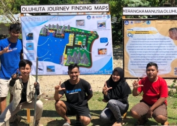 Pemasangan Finding Maps di Desa Olohuta oleh Tim PHP2D UKM Literasi Universitas Negeri Gorontalo. (Foto: dok. UKM Literasi UNG)