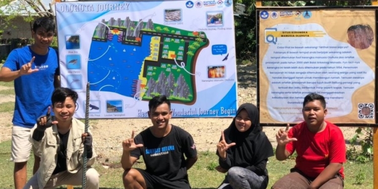 Pemasangan Finding Maps di Desa Olohuta oleh Tim PHP2D UKM Literasi Universitas Negeri Gorontalo. (Foto: dok. UKM Literasi UNG)