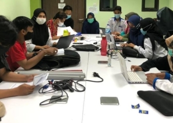 Proses Penulisan dan Penyusunan Book Chapter Internasional Tim PHP2D UKM Literasi bersama Dosen Pembimbing, Intan Noviantari Manyoe. (Foto: dok. UKM Literasi)