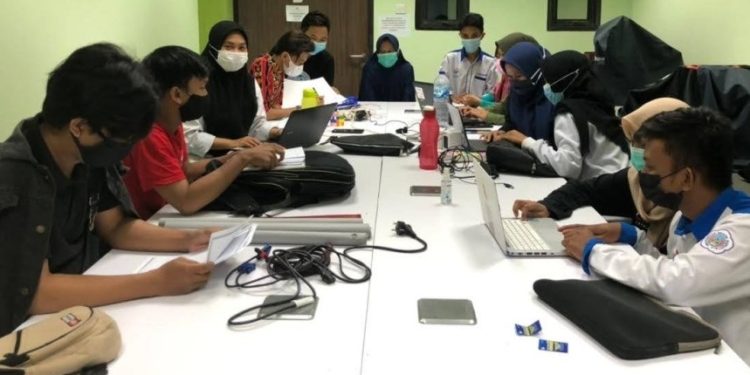 Proses Penulisan dan Penyusunan Book Chapter Internasional Tim PHP2D UKM Literasi bersama Dosen Pembimbing, Intan Noviantari Manyoe. (Foto: dok. UKM Literasi)