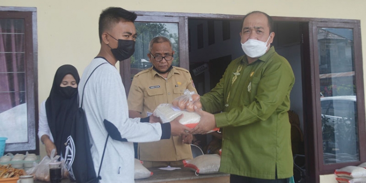 Ketua DPRD Kabupaten Bone Bolango Halid Tangahu saat memberikan bantuan kepada masyarakat usai melaksanakan vaksinasi di Kantor DPRD Kabupaten Bone Bolango. Senin (4/10/2021). (Foto: Putra/gopos)