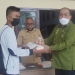 Ketua DPRD Kabupaten Bone Bolango Halid Tangahu saat memberikan bantuan kepada masyarakat usai melaksanakan vaksinasi di Kantor DPRD Kabupaten Bone Bolango. Senin (4/10/2021). (Foto: Putra/gopos)