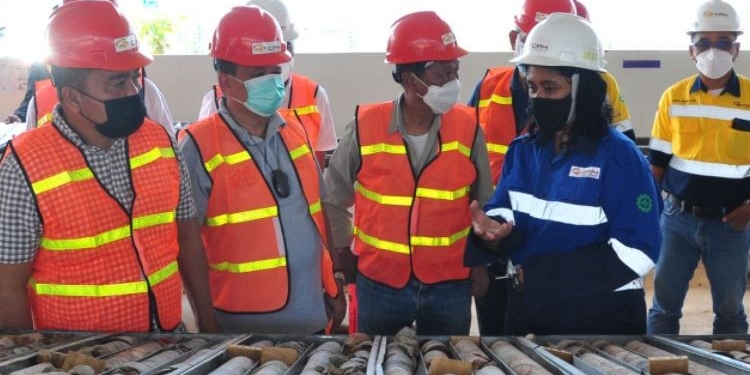 Wagub Gorontalo Idris Rahim (kedua kiri) mendengarkan penjelasan tentang proses produksi di PT. CPM, Palu, Sulawesi Tengah, Rabu (10/11/2021). (Foto: Haris)