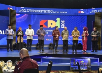 KDI Award 2021 - Wali Kota Gorontalo, Marten Taha (kanan ujung) bersama 14 kepala daerah lainnya yang mendapatkan penghargaan KDI Award 2021 pada sektor pendidikan. Foto istimewa