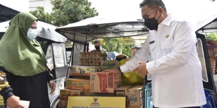Wali Kota Gorontalo, Marten Taha saat menyerahkan bantuan Modal kepada pelaku UMKM. Foto (Diskominfo Kota Gorontalo