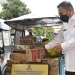 Wali Kota Gorontalo, Marten Taha saat menyerahkan bantuan Modal kepada pelaku UMKM. Foto (Diskominfo Kota Gorontalo