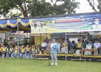 Wali Kota Gorontalo, Marten Taha saat memberikan sambutan pada kegiatan Pencanangan HUT Korpri ke 50, HUT Dharma Wanita ke 22, Hari Guru Nasional ke 25 dan HUT PGRI ke 76 dilingkup Pemerintah Kota Gorontalo, Jum’at (19/11/2021).. Foto (Diskominfo Kota Gorontalo