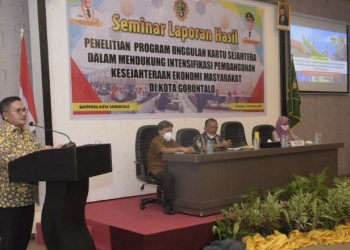 Walikota Gorontalo, Marten Taha saat menyampaikan sambutannya pada pada kegiatan seminar hasil penelitian Program Unggulan Kartu Sejahtera dalam mendukung Intensifikasi pembngunan kesejahteraan masyarakat di Kota Gorontalo oleh tim Peneliti UNHAS makasar di Grand Q Hotel, Jum'at (19/11/2021). Foto (Diskominfo Kota Gorontalo