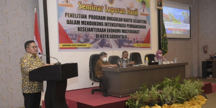 Walikota Gorontalo, Marten Taha saat menyampaikan sambutannya pada pada kegiatan seminar hasil penelitian Program Unggulan Kartu Sejahtera dalam mendukung Intensifikasi pembngunan kesejahteraan masyarakat di Kota Gorontalo oleh tim Peneliti UNHAS makasar di Grand Q Hotel, Jum'at (19/11/2021). Foto (Diskominfo Kota Gorontalo