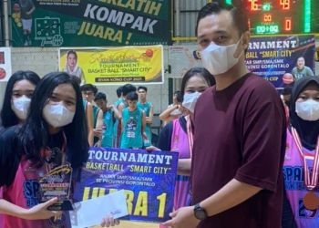 Wakil Wali Kota Gorontalo, Ryan Kono saat memberikan hadiah kepada pemenang Tournament Basket Ball Ryan Kono Cup. Foto (Diskominfo Kota Gorontalo