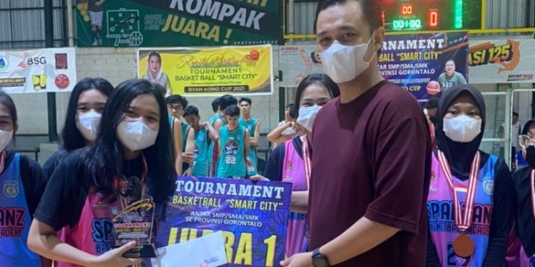 Wakil Wali Kota Gorontalo, Ryan Kono saat memberikan hadiah kepada pemenang Tournament Basket Ball Ryan Kono Cup. Foto (Diskominfo Kota Gorontalo