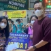 Wakil Wali Kota Gorontalo, Ryan Kono saat memberikan hadiah kepada pemenang Tournament Basket Ball Ryan Kono Cup. Foto (Diskominfo Kota Gorontalo