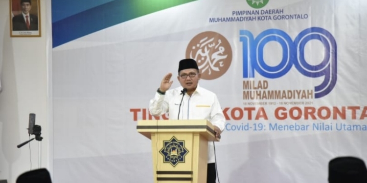 Wali Kota Gorontalo, Marten Taha saat memberikan sambutan pada Milad Muhammadiyah. Foto (Diskominfo Kota Gorontgalo