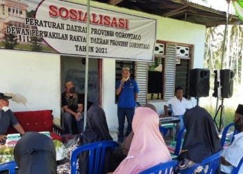 Anggota DPRD Provinsi Gorontalo, Ismail Alulu saat memberikan sosialisasi kepada masyarakat. Foto istimewa
