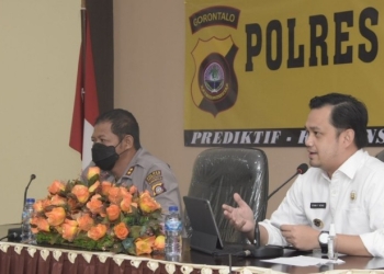 Wakil Wali Kota Gorontalo, Ryan Kono saat menghadiri Rapat koordinasi dalam rangka percepatan vaksinasi sekaligus penyelarasan data pada aplikasi KPCPEN & manual di Mapolres Gorontalo Kota. Senin (22/11/21). Foto (Diskominfo Kota Gorontalo