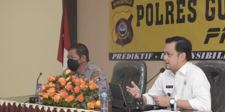 Wakil Wali Kota Gorontalo, Ryan Kono saat menghadiri Rapat koordinasi dalam rangka percepatan vaksinasi sekaligus penyelarasan data pada aplikasi KPCPEN & manual di Mapolres Gorontalo Kota. Senin (22/11/21). Foto (Diskominfo Kota Gorontalo