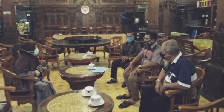 Ketua PWP Gorontalo, Dr. H. Adnan, M.Ag saat melakukan kunjungan sekaligus koordinasi dengan Anggota DPR RI, Idah Syahidah Rusli Habibie terkait kegiatan Pagelaran Seni dan Budaya Pasundan. Foto istimewa